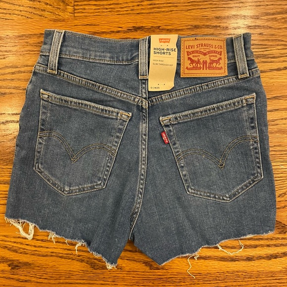 NWT Levi’s High-Rise Shorts Size 25 - Picture 2 of 2